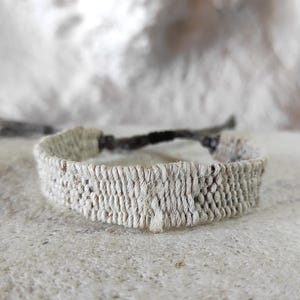 Handgeweven brandnetelarmband met hennep en linnen, biologisch, minimalistisch, Wabi Sabi