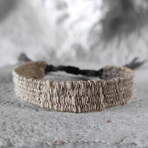 Handgeweven brandnetelarmband met hennep en linnen, minimalistisch, biologisch, Wabi Sabi
