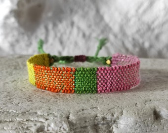 Buntes handgewebtes Armband mit Leinen und Metallfaden – Roségelb-Orange-Grün – Funkelndes gewebtes minimalistisches Armband – Faserschmuck