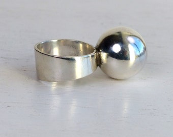 Svedbom Guldsmed Sweden Sterling silver Large Ball ring Modernist Sphere ring Pinky ring vintage 1960s Swedish scandinavian jewelry