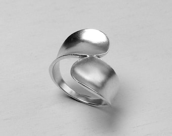 7.5 Sterling Silver vintage Modernist design Warp Around Ring size
