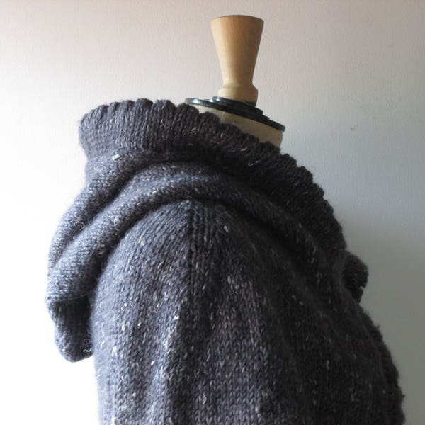 Knitting pattern: hooded winter cape