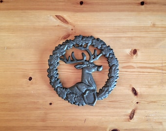 Cast iron trivet with deer pattern for kitchen table with rubber feet