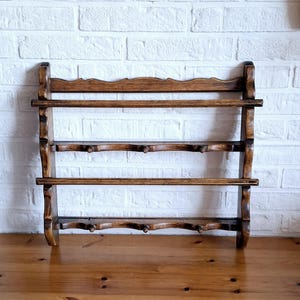 Vintage Küchenregal aus Holz mit Haken und Tellerhalter