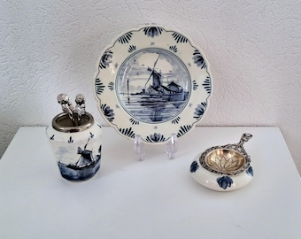 Delft blue and white tea set, tea strainer, drip tray, spoon vase
