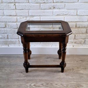 Table d&#39;exposition en bois avec plateau en verre, table à plantes, petite table basse rustique, table de chevet