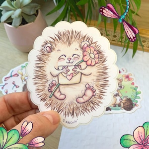 Autocollant " un amour de hérisson ». Collection « Hello Spring », sticker enfant . Autocollant vinyle, autocollant kawaii