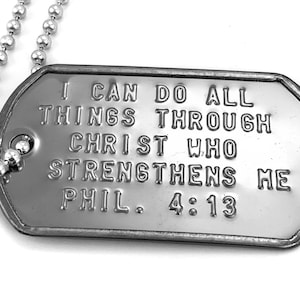 Può includere: Collana con medaglietta d'argento e catena a perline. La medaglietta ha inciso il testo "I can do all things through Christ who strengthens me Phil. 4:13".