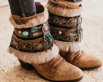 Boho Boot Covers met blauw fluweel en dromenvanger | Handgemaakte Festival Boot Cuffs met bontafwerking