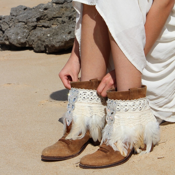 Couvre-bottes style indé avec plumes ivoire, revers de bottes de mariée western, couvre-chaussures de festival, accessoires hippe avec strass, jambières bohèmes