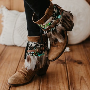 Copristivali Boho con frange di piume avorio e marrone e tessuto mimetico su base scamosciata marrone / risvolti per stivali da festival western