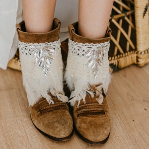 Boho Bruidslaarzen Covers met Ivoren Veren en Kant | Handgemaakte Boho Boots Accessoire voor Bruiloft afbeelding 4