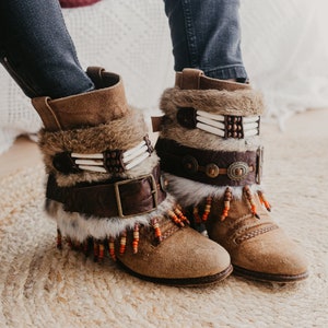 Polsino per stivali in pelle con pelliccia boho con frange in legno e design indiano americano / Fasce per caviglie hippie / Copristivali da cowgirl / Polsino per scarpe in stile indie