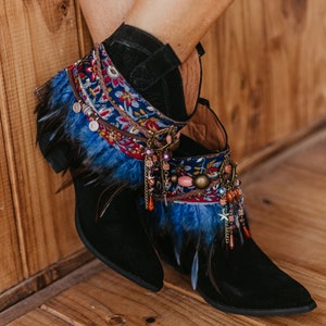 Boho Stiefelmanschetten mit blauen Federfransen und floraler Stoffborte auf brauner Wildlederoptik | Festival Boot Covers