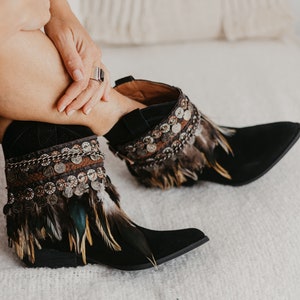 Boho Feder Boot Covers mit Münzen und Kette | Tribal Festival Stiefel Manschetten für Damen | Statement Western Accessoires