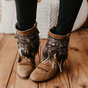Tribal bootcovers met veren, handgemaakte etnische schoenenaccenten, boho-stijl bootversieringen, unieke tribale schoenaccessoires