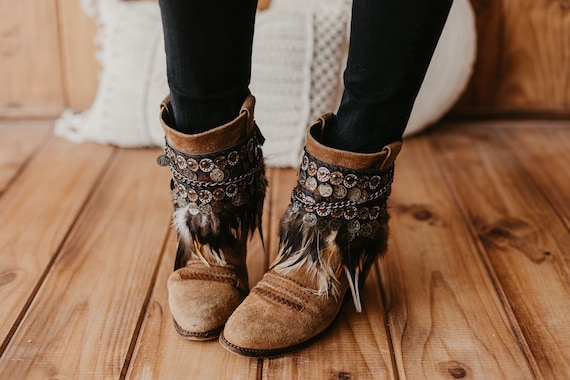 TRIBAL BOOT COVER Mit gestickten Federn und Munzverpackung fur stilvolle Boho Leder Ankle Boots Manschetten perfekt fur jedes Outfit Etsy