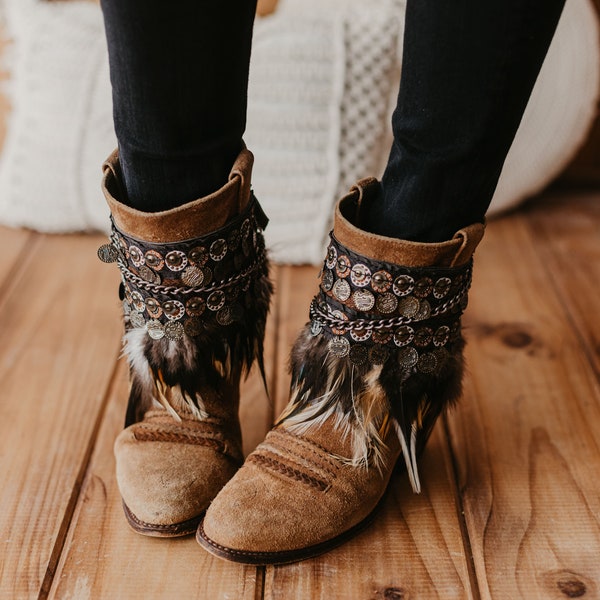 Couvre-bottes tribaux avec plumes, accessoires de chaussures ethniques artisanaux, embellissements de bottes de style bohème, accessoires de chaussures tribaux uniques