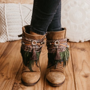 Copristivali in pelle stile Boho con piume e nappe marroni - Polsini regolabili per stivaletti alla caviglia per look western ed eleganti