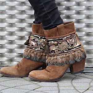 Boho Fringe LAARZENOVERS - Stijlvolle geborduurde laarstoppers met kameelveren en kaki kwastje voor unieke laarsdecoratie