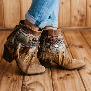 Boho Boots – Stiefelüberzüge mit Beigefedern & Satintuch | Western Festival Cuffs mit Traumfänger