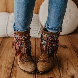 Eleganti copristivali da cacciatore di sogni con orlo in piuma marrone e cinturino in pelle – Polsini per stivali in stile western per uno stile da cowgirl alla moda