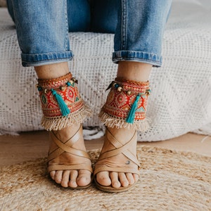 Boho Sandale Manschette Rot & Blau mit Fransen und Quasten | Stilvolles Fußkettchen für Frauen | Barfuß Sandale Manschette | Boho Ankle Wraps GESCHENK