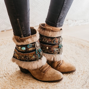 BOHO Soul BOOTCOVERS – Geborduurde rand, beige haarstrook en turquoise dromenvangerdecoratie boottoppers