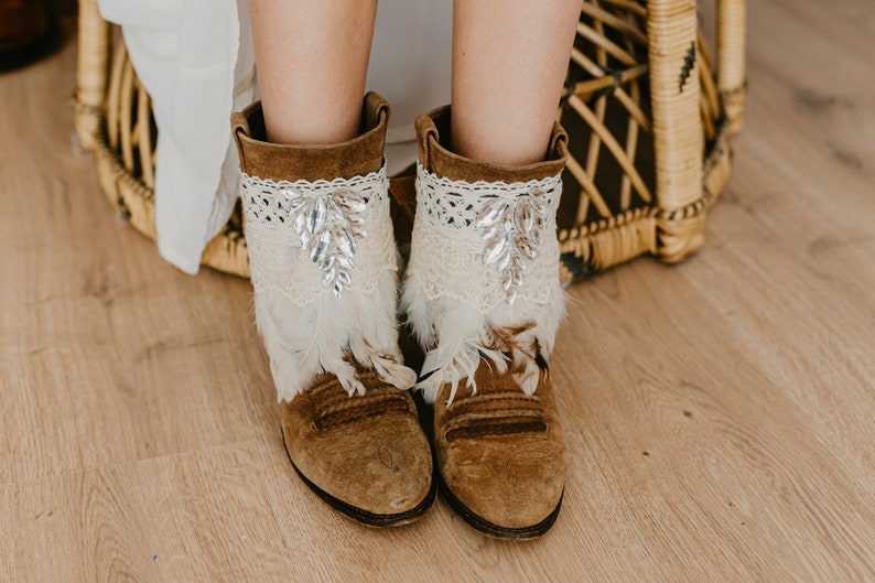 Boho Bruidslaarzen Covers met Ivoren Veren en Kant | Handgemaakte Boho Boots Accessoire voor Bruiloft afbeelding 4