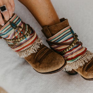 Kleurrijke westernfringe overlaarzen met kralenversiering, tribal enkellaarsmanchetten, boho decoratieve overlaarzen, cowgirlmode