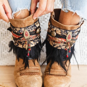 Polainas para botas com franjas de penas pretas e lenço floral | Polainas boho | Acessórios estilo country
