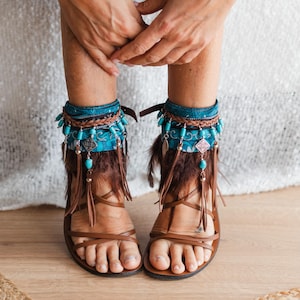 Boho Sandalen mit Feder und Türkis Stein Detail | Festival Western Statement Sandalen für Damen im Ethno Stil