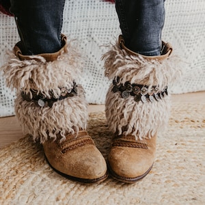 Stijlvolle laarzen van imitatiebont met Mongools bont en vintage biezen – Perfecte laarsbeschermers Accessoires voor boho- en cosplaystijlen