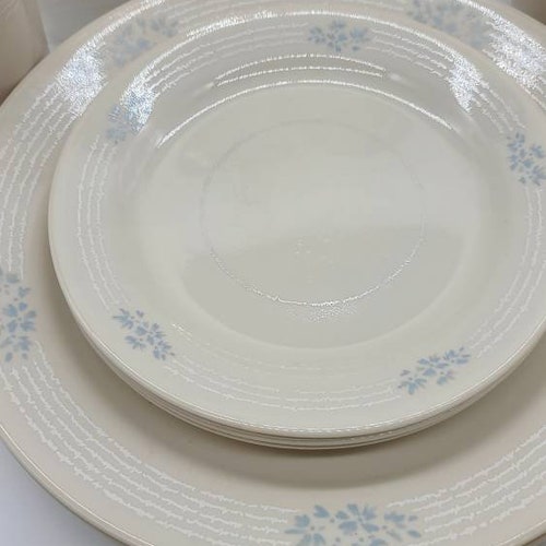 Corelle Lace Bouquet Dinnerware set shops 20-pc plate bowl cup saucer Vintage Retired