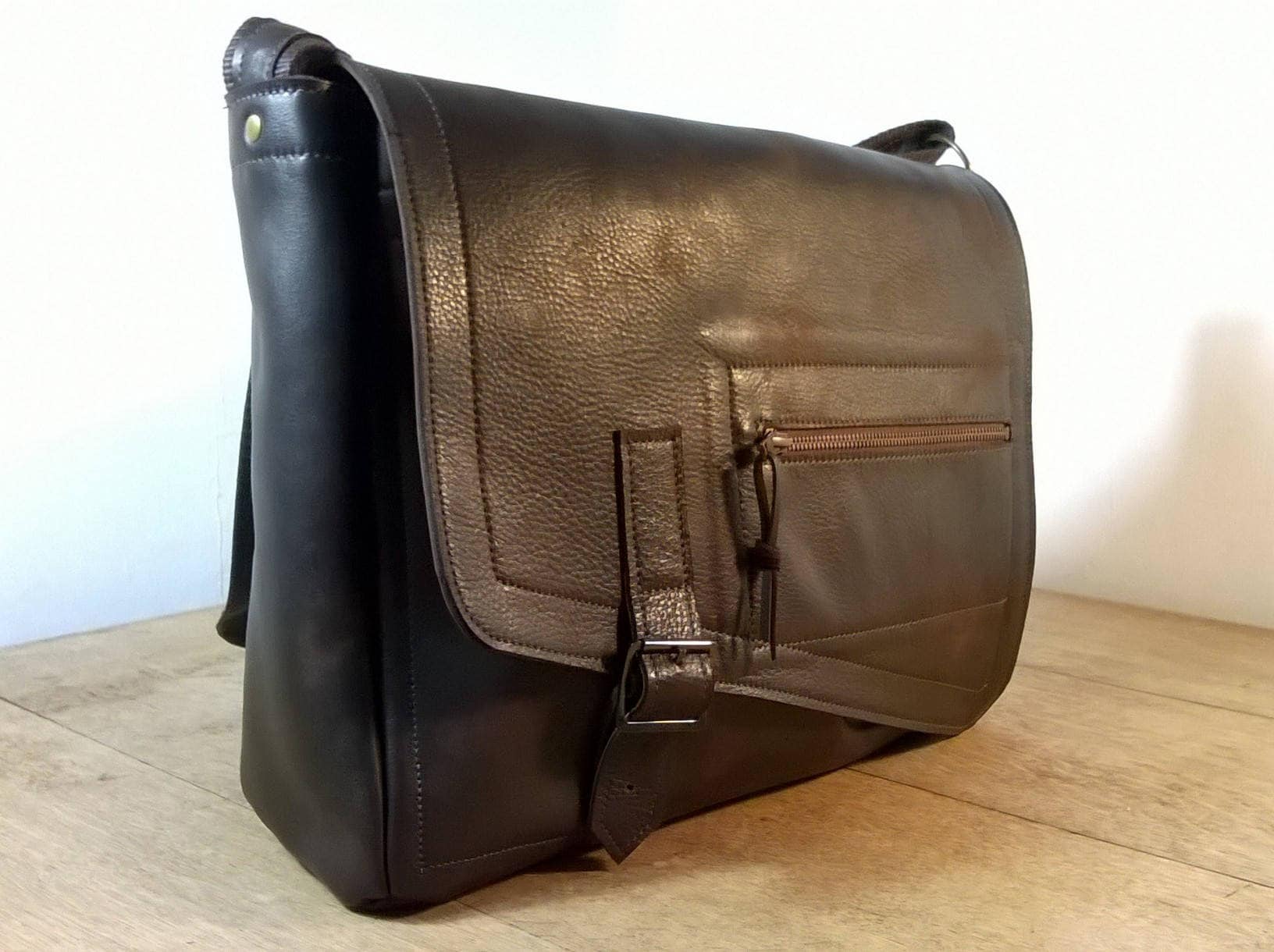 Men's Large Leather Messenger Bag / Cross Body Bag. Briefcase, Unisex