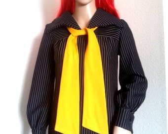 Puede incluir: Un vestido de rayas blancas y negras con una bufanda amarilla atada al cuello. El vestido tiene mangas largas y una silueta ajustada.