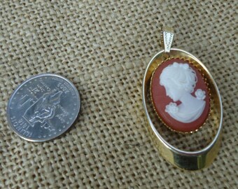 Cameo hangende Vintage Franse traditionele stijl Cameo in vergulde ketting Mount jaren 1970 sieraden goede kwaliteit ideaal cadeau voor haar