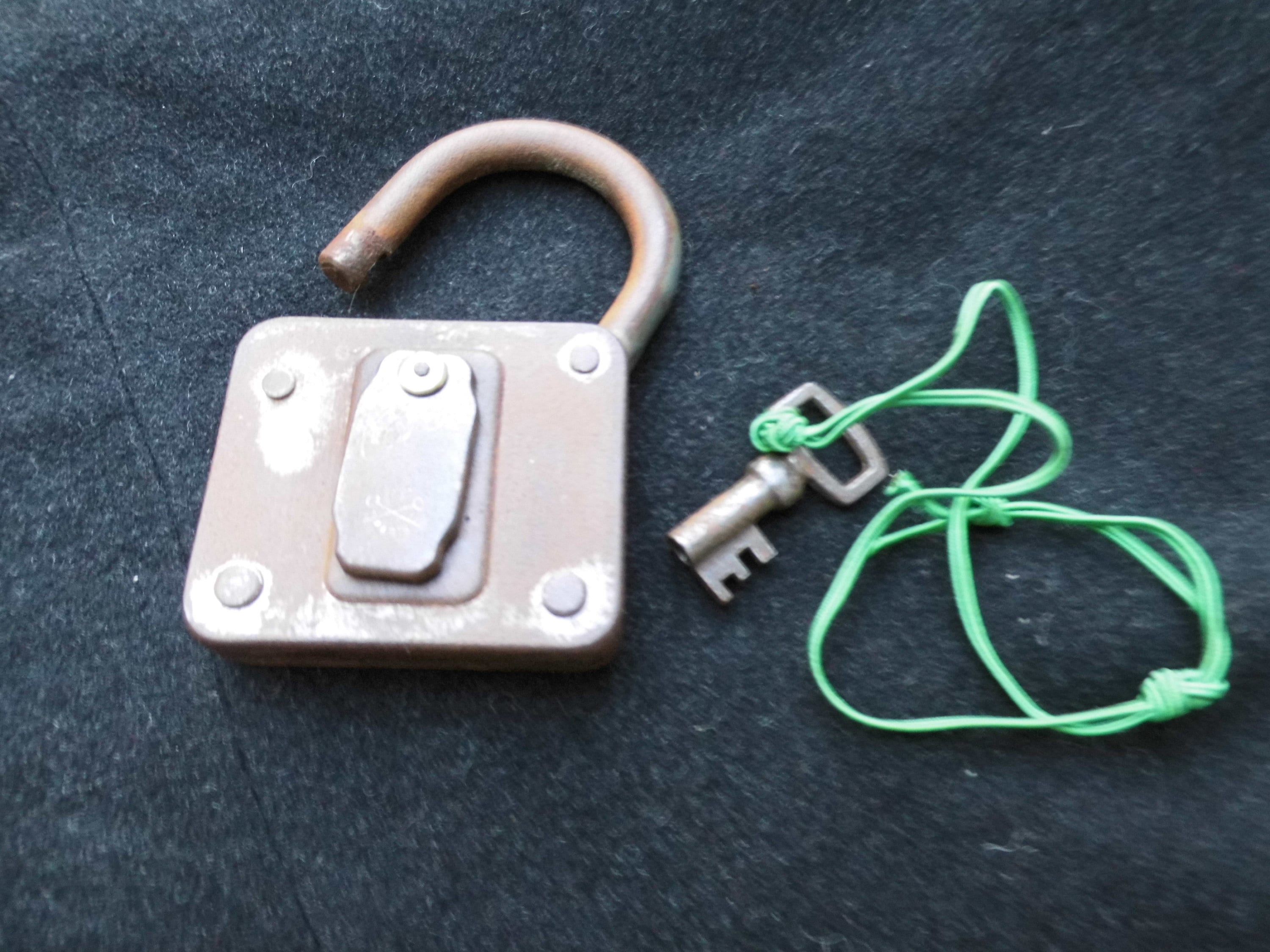 Cadenas Vintage Grand Français Cadenas Emblématique et Clé Belle État de Fonctionnement Parfait Rust