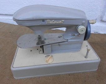 Vintage piccola macchina da cucire manuale per bambini Grigio metallo mini  giocattolo da cucito Decorazioni da studio di cucito per modiste  needlewoman Atelier decor Sarta -  Italia