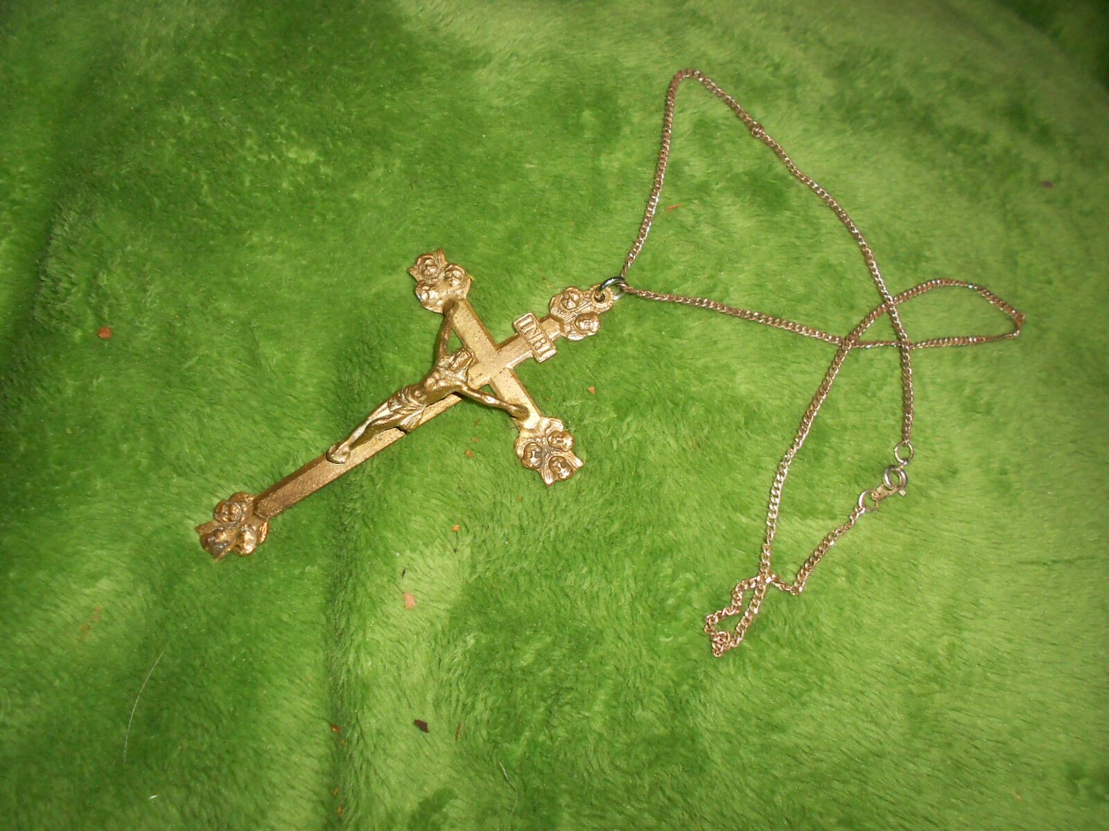 Beau Grand Vintage Français Collier Crucifix en Laiton avec Figure Du Christ Daté de L'époque Victor