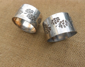 Pair of Vintage French Napkin or Serviette Ring in Silver Decorated with a Engraved Flowers Hallmarked
