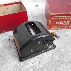 Little double edge razor blade sharpener in Bakeltie box 