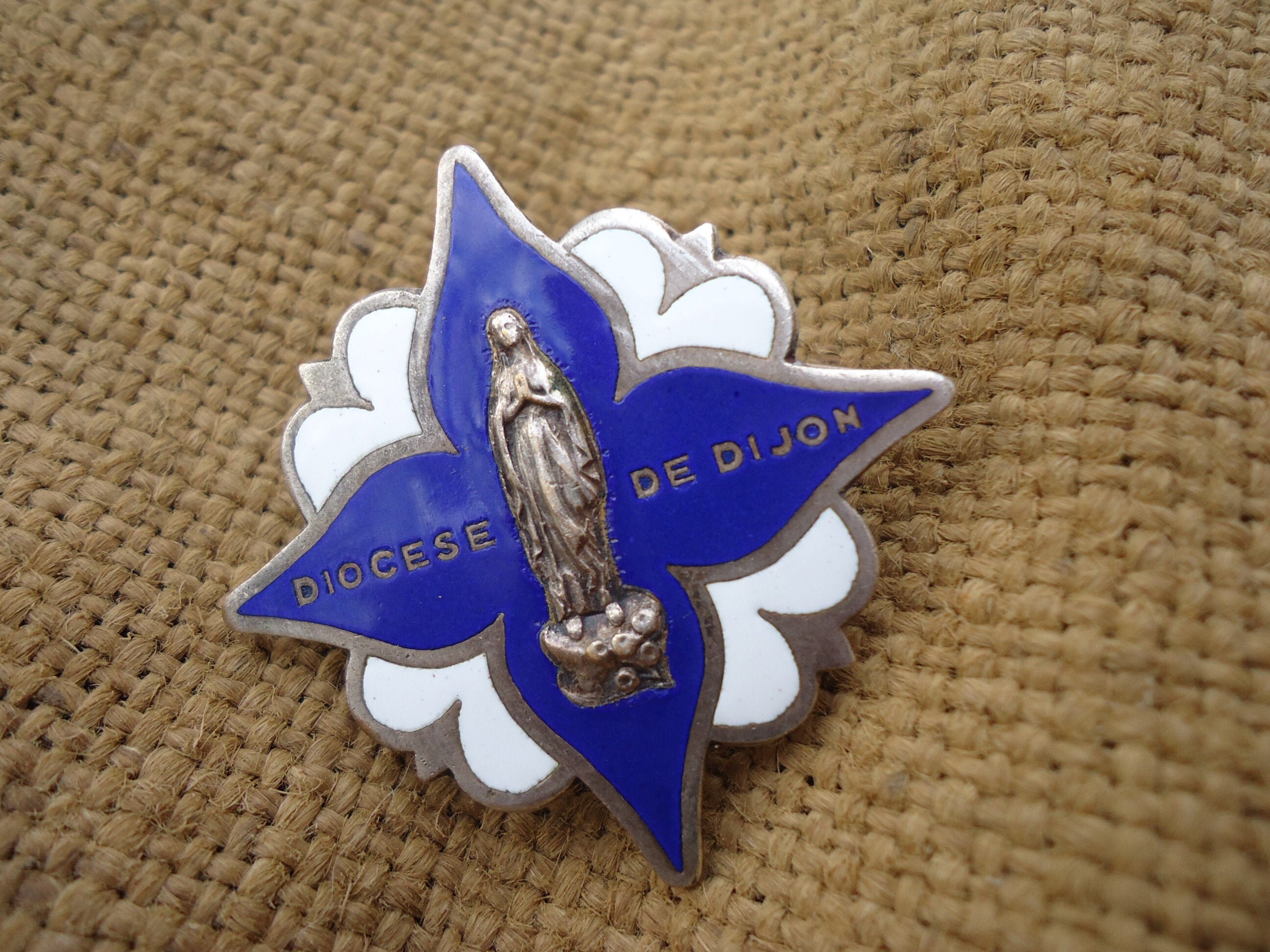 Lourdes Souvenir Pèlerinage Enamel Crucifix Brooch ou Badge 1950 Visite Du Millésime de Dijon França
