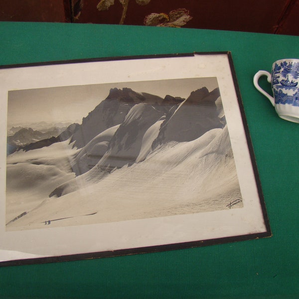 Photographie ancienne inhabituelle, image de début de ski de montagne montrant une scène alpine française vintage des années 1920 Impression noire et blanche aux tons originale