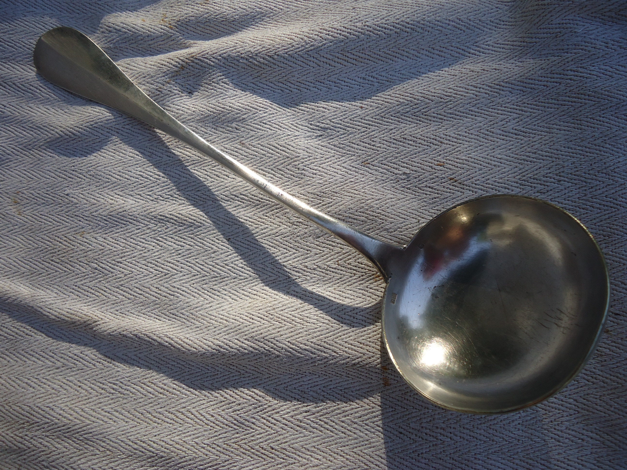 Belle Soupe Élégante Français Silverplate ou Poignée de Lorle Punch Dans La Traditionnelle Typique d