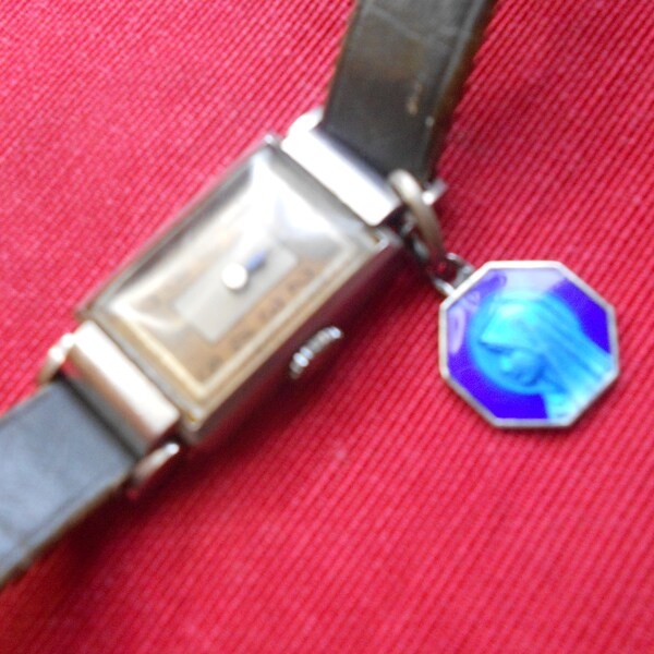 Montre-bracelet pour dames Style Art Déco vintage Français ou Suisse Chrome Boîtier pour réparation ou projet Boîtier décoratif des années 1930 avec médaille religieuse bleue