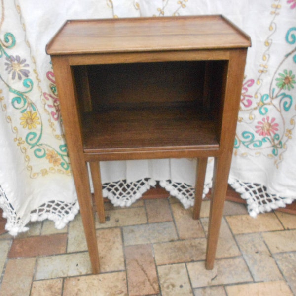 vintage Français Petite table de chevet en bois massif Buffet Armoire de chevet Armoire victorienne Petite unité de rangement Affichage en bois Beau grain