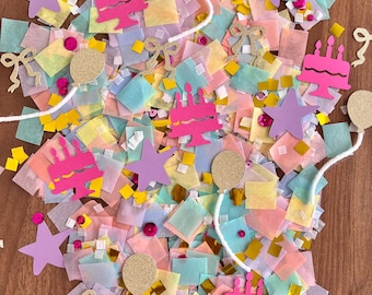 Könnte beinhalten: Eine Ansammlung von Partykonfetti mit kleinen quadratischen Stücken in Pastelltönen wie Rosa, Blau und Gelb, gemischt mit rosafarbenen Kuchenausschnitten, lila Sternen, goldglitzernden Schleifen und goldglitzernden Luftballons mit weißen Schnüren.