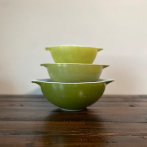 Vintage Pyrex Verde Cinderella Mixing Bowl Set: 1960s Ombre Green