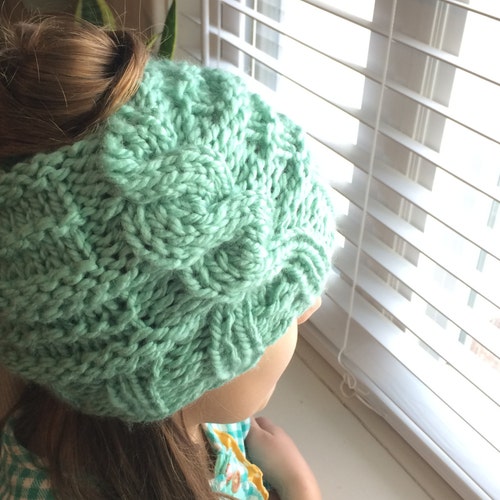 messy bun hat pattern, ponytail knit hat pattern, messy bun knit hat, ponytail knit beanie pattern, hair bun knit hat pattern